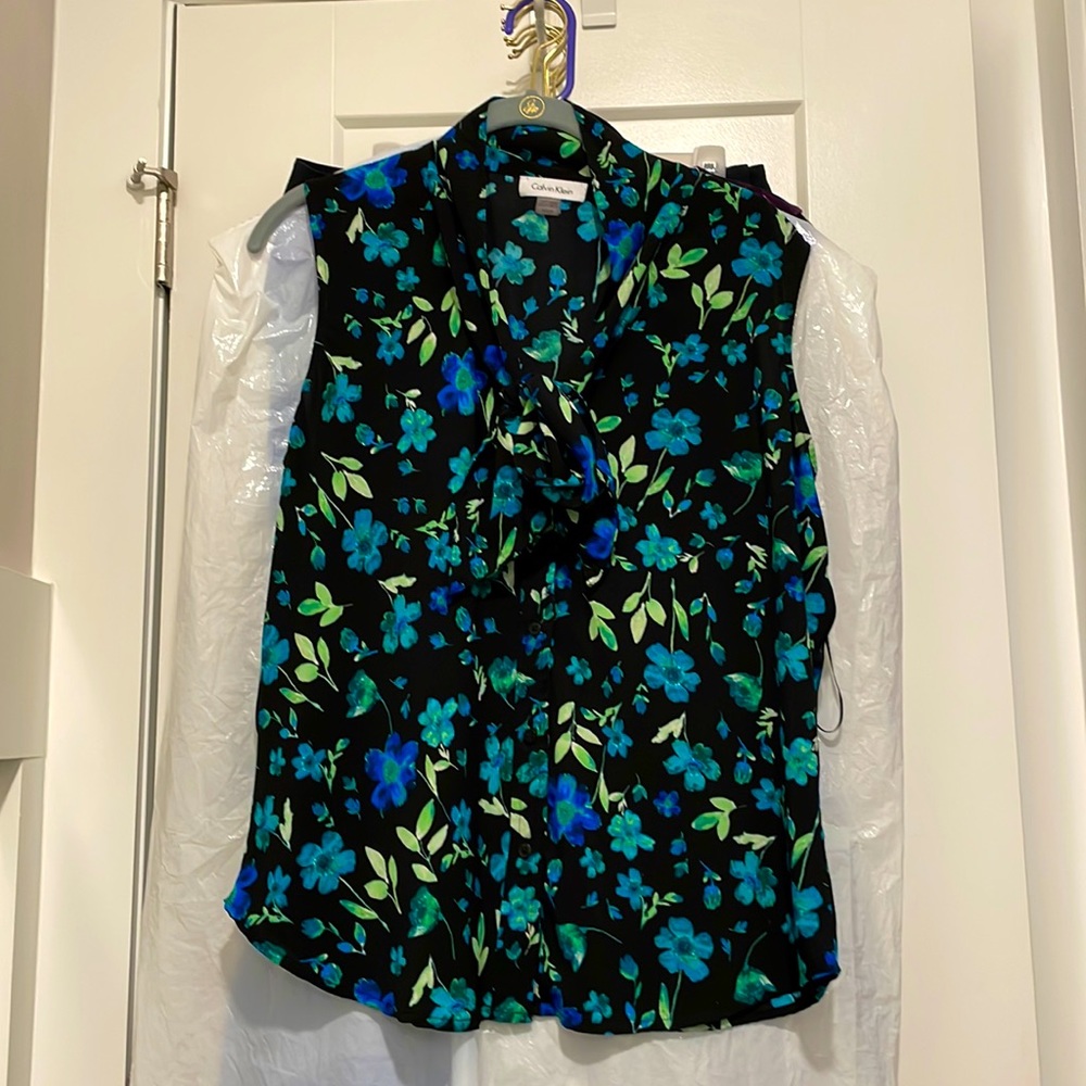 Pre 💙 Calvin Klein tie neck, sleeveless, button down blouse. Size small.